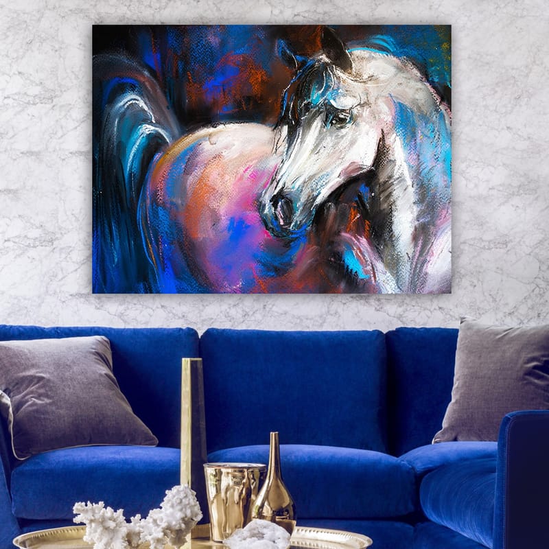 Canvastavla 70x100 cm - Majestätisk vit häst med färgglada detaljer i bakgrunden - Vit / Blå / Rosa - Inredning - Tavlor & posters - Canvastavla