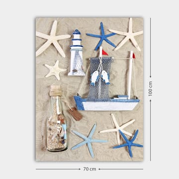 Canvastavla 70x100 cm - Maritim komposition med en båt, en fyr och sjöstjärnor - Blå / Vit / Beige - Inredning - Tavlor & posters - Canvastavla