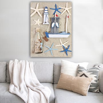 Canvastavla 70x100 cm - Maritim komposition med en båt, en fyr och sjöstjärnor - Blå / Vit / Beige - Inredning - Tavlor & posters - Canvastavla