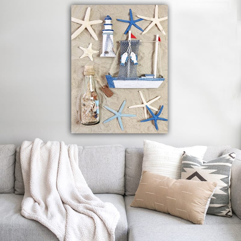 Canvastavla 70x100 cm - Maritim komposition med en båt, en fyr och sjöstjärnor - Blå / Vit / Beige - Inredning - Tavlor & posters - Canvastavla