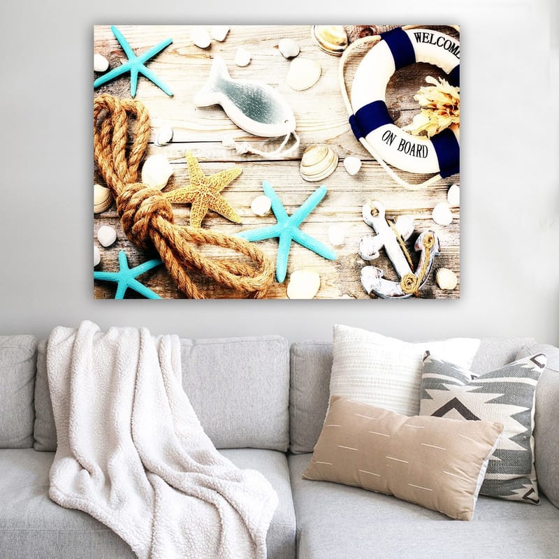 Canvastavla 70x100 cm - Maritim stillhet med sjöstjärnor, snäckor och en livboj som skapar en somrig känsla - Turkos / Beige / Gult - Inredning - Tavlor & posters - Canvastavla