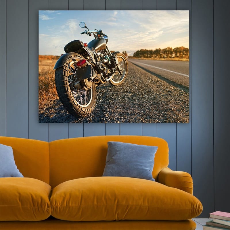 Canvastavla 70x100 cm - Motorcykel som står på en grusväg i solnedgångens ljus - Svart / Orange / Grå - Inredning - Tavlor & posters - Canvastavla