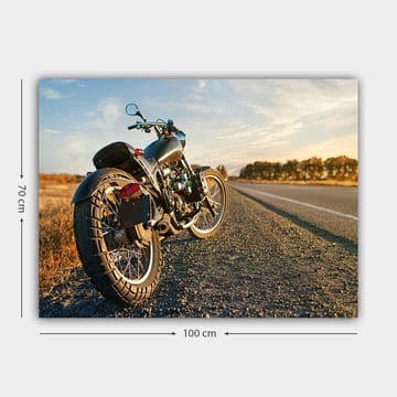 Canvastavla 70x100 cm - Motorcykel som står på en grusväg i solnedgångens ljus - Svart / Orange / Grå - Inredning - Tavlor & posters - Canvastavla