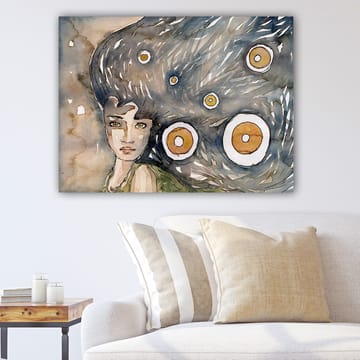 Canvastavla 70x100 cm - Mystisk kvinna med ett stort, svallande hår som omges av cirkulära former - Mörkblå / Beige / Orange - Inredning - Tavlor & posters - Canvastavla