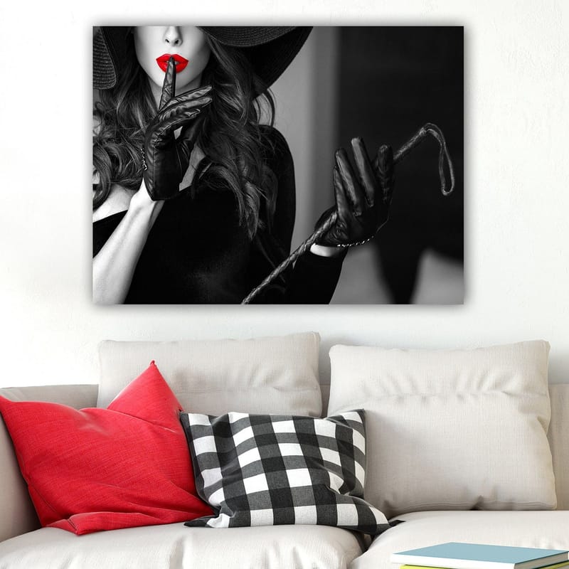 Canvastavla 70x100 cm - Mystisk kvinna med röd läppstift som håller ett finger mot läpparna i en suggestiv pose - Röd / Svart - Inredning - Tavlor & posters - Canvastavla