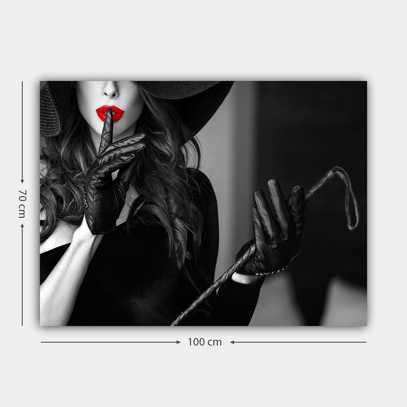 Canvastavla 70x100 cm - Mystisk kvinna med röd läppstift som håller ett finger mot läpparna i en suggestiv pose - Röd / Svart - Inredning - Tavlor & posters - Canvastavla