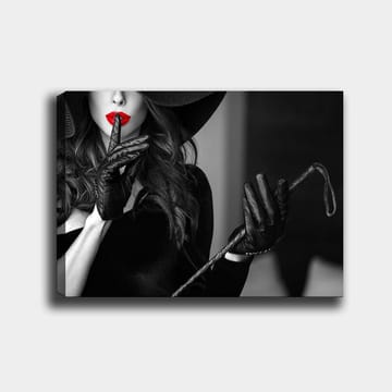 Canvastavla 70x100 cm - Mystisk kvinna med röd läppstift som håller ett finger mot läpparna i en suggestiv pose - Röd / Svart - Inredning - Tavlor & posters - Canvastavla