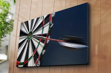 Canvastavla 70x100 cm - Närbild av en darttavla med en pil som träffar mittpunkten - Grön / Röd / Svart - Inredning - Tavlor & posters - Canvastavla