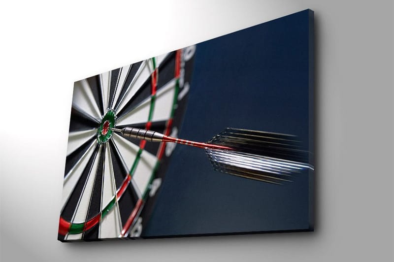 Canvastavla 70x100 cm - Närbild av en darttavla med en pil som träffar mittpunkten - Grön / Röd / Svart - Inredning - Tavlor & posters - Canvastavla