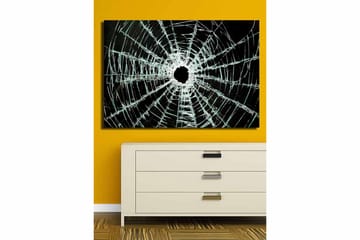 Canvastavla 70x100 cm - Närbild av en sprucken glasruta med ett centralt hål och sprickor som sträcker sig utåt - Svart / Genomskinlig - Inredning - Tavlor & posters - Canvastavla