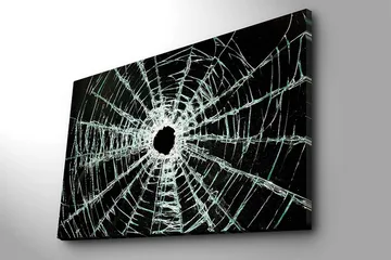 Canvastavla 70x100 cm - Närbild av en sprucken glasruta med ett centralt hål och sprickor som sträcker sig utåt - Svart / Genomskinlig - Inredning - Tavlor & posters - Canvastavla