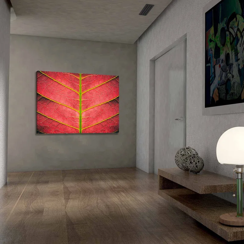 Canvastavla 70x100 cm - Närbild av ett rödaktigt blad med detaljerade ådror - Röd / Grön - Inredning - Tavlor & posters - Canvastavla
