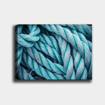 Canvastavla 70x100 cm - Närbild av sammanflätade rep som skapar en dynamisk och texturerad komposition - Turkos / Ljusblå - Inredning - Tavlor & posters - Canvastavla