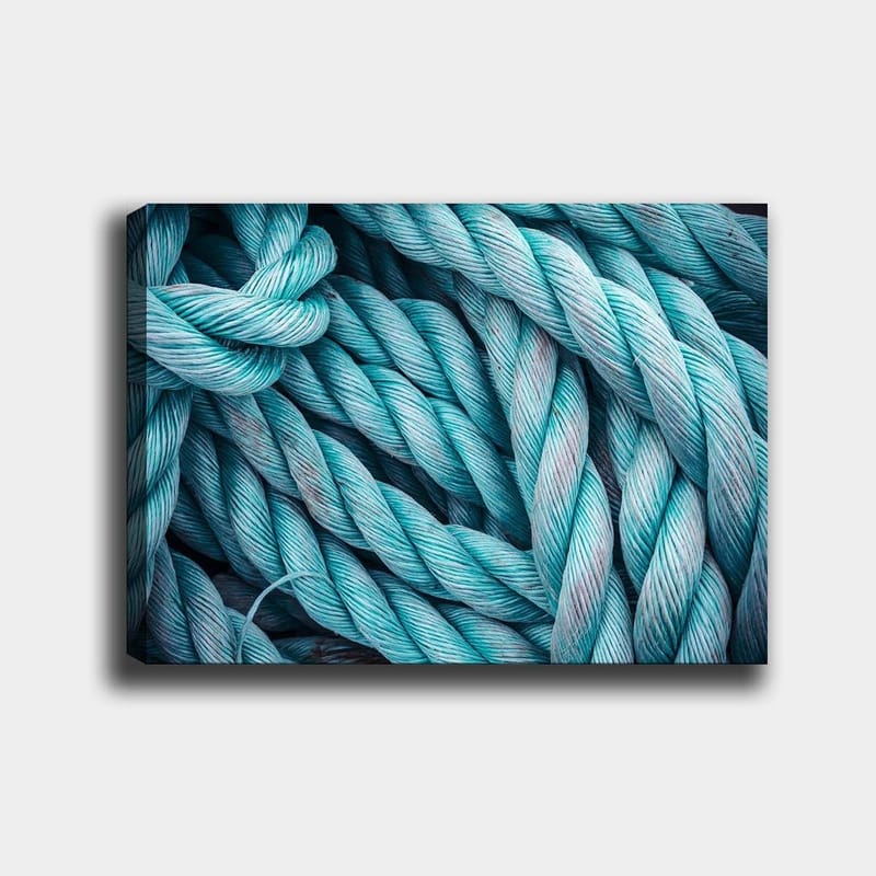 Canvastavla 70x100 cm - Närbild av sammanflätade rep som skapar en dynamisk och texturerad komposition - Turkos / Ljusblå - Inredning - Tavlor & posters - Canvastavla