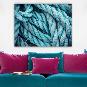 Canvastavla 70x100 cm - Närbild av sammanflätade rep som skapar en dynamisk och texturerad komposition - Turkos / Ljusblå - Inredning - Tavlor & posters - Canvastavla
