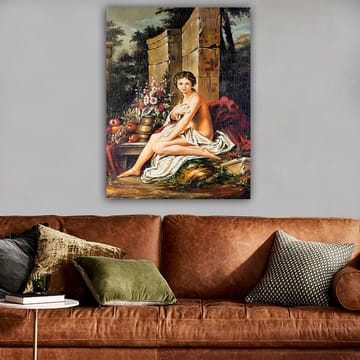 Canvastavla 70x100 cm - Naken kvinna sitter med en vit drapering, omgiven av blommor och frukter i en naturskön miljö - Röd / Grön / Beige - Inredning - Tavlor & posters - Canvastavla