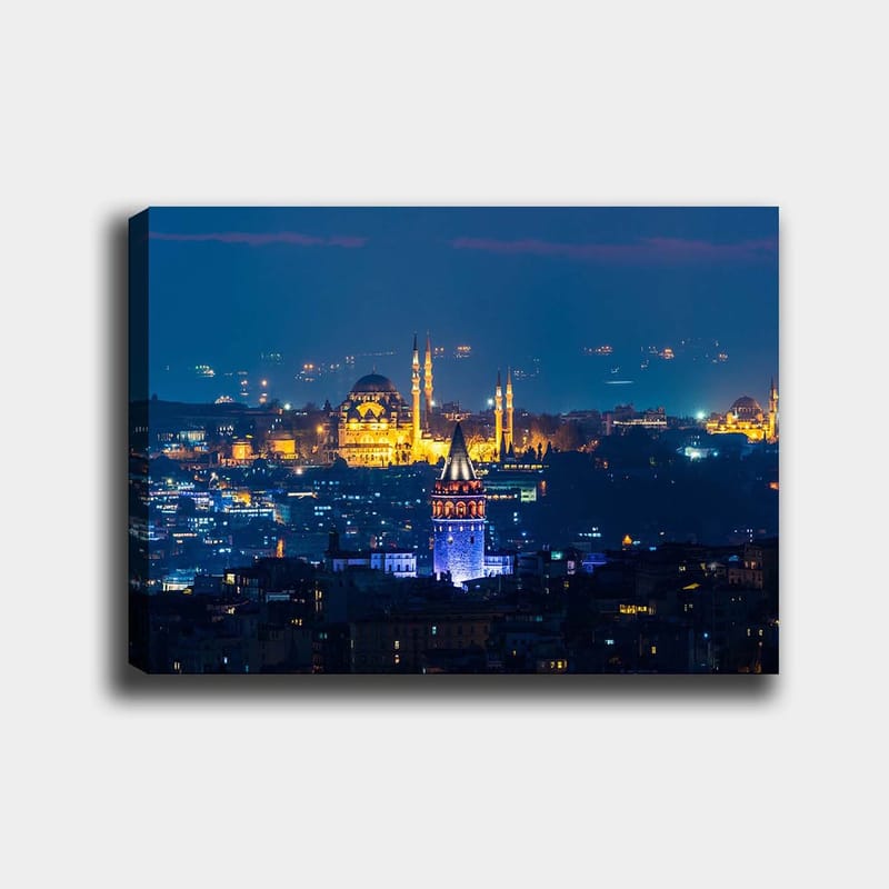 Canvastavla 70x100 cm - Nattvy över Istanbul med framträdande historiska byggnader och ljus som lyser upp staden, Mörkblå / Guld / Lila