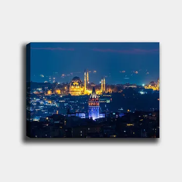 Canvastavla 70x100 cm - Nattvy över Istanbul med framträdande historiska byggnader och ljus som lyser upp staden - Mörkblå / Guld / Lila - Inredning - Tavlor & posters - Canvastavla
