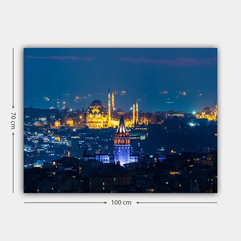 Canvastavla 70x100 cm - Nattvy över Istanbul med framträdande historiska byggnader och ljus som lyser upp staden - Mörkblå / Guld / Lila - Inredning - Tavlor & posters - Canvastavla