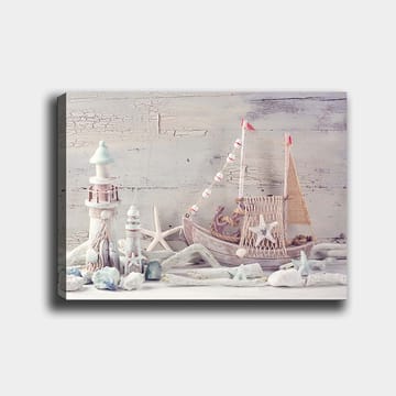 Canvastavla 70x100 cm - Nautisk komposition med en båt, sjöstjärnor och lanternor i en maritim stil - Blå / Vit / Beige - Inredning - Tavlor & posters - Canvastavla