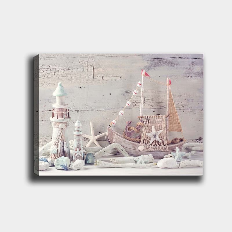 Canvastavla 70x100 cm - Nautisk komposition med en båt, sjöstjärnor och lanternor i en maritim stil - Blå / Vit / Beige - Inredning - Tavlor & posters - Canvastavla