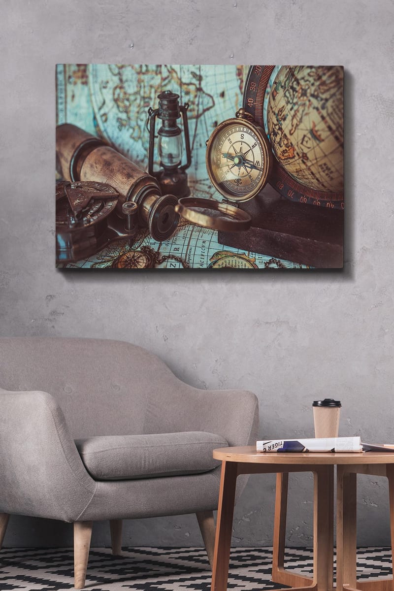 Canvastavla 70x100 cm - Nostalgisk samling av navigationsverktyg och en gammal karta - Brun / Guld / Grön - Inredning - Tavlor & posters - Canvastavla