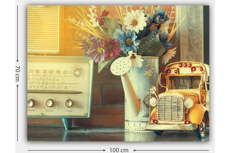 Canvastavla 70x100 cm - Nostalgisk stillhet med en gammaldags radio, en vattenkanna och en leksaksbil i en charmig inredning - Gult / Blått / Vitt - Inredning - Tavlor & posters - Canvastavla