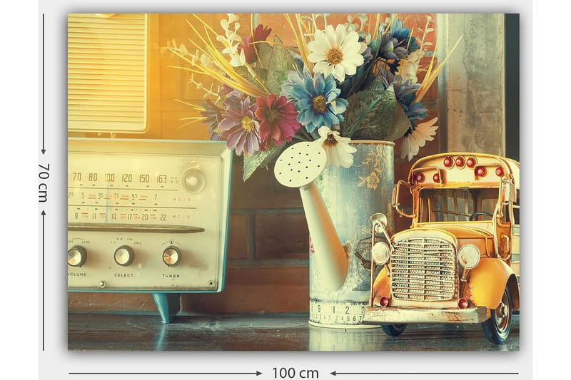 Canvastavla 70x100 cm - Nostalgisk stillhet med en gammaldags radio, en vattenkanna och en leksaksbil i en charmig inredning - Gult / Blått / Vitt - Inredning - Tavlor & posters - Canvastavla