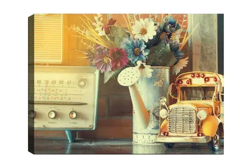Canvastavla 70x100 cm - Nostalgisk stillhet med en gammaldags radio, en vattenkanna och en leksaksbil i en charmig inredning - Gult / Blått / Vitt - Inredning - Tavlor & posters - Canvastavla