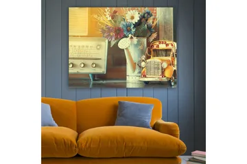 Canvastavla 70x100 cm - Nostalgisk stillhet med en gammaldags radio, en vattenkanna och en leksaksbil i en charmig inredning - Gult / Blått / Vitt - Inredning - Tavlor & posters - Canvastavla