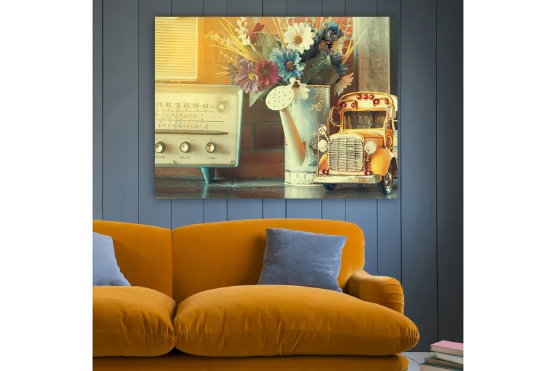 Canvastavla 70x100 cm - Nostalgisk stillhet med en gammaldags radio, en vattenkanna och en leksaksbil i en charmig inredning - Gult / Blått / Vitt - Inredning - Tavlor & posters - Canvastavla