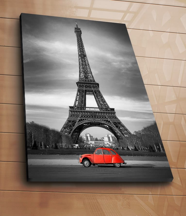 Canvastavla 70x100 cm - Röd bil framför Eiffeltornet i svartvitt - Röd / Svart / Grå - Inredning - Tavlor & posters - Canvastavla