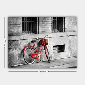 Canvastavla 70x100 cm - Röd cykel lutad mot en grå vägg i en urban miljö - Röd / Grå - Inredning - Tavlor & posters - Canvastavla