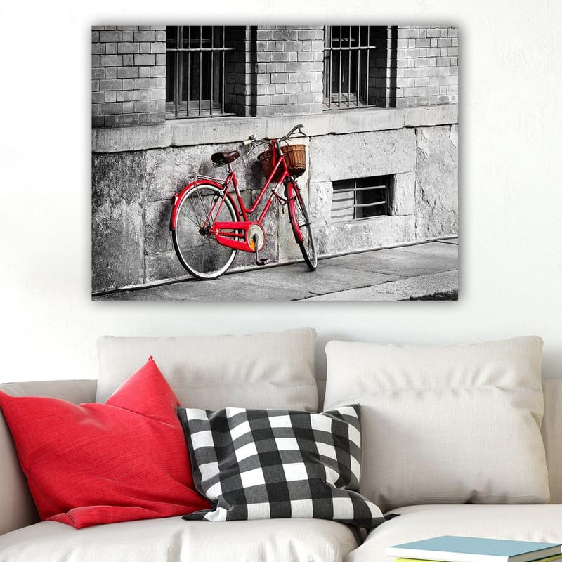 Canvastavla 70x100 cm - Röd cykel lutad mot en grå vägg i en urban miljö - Röd / Grå - Inredning - Tavlor & posters - Canvastavla