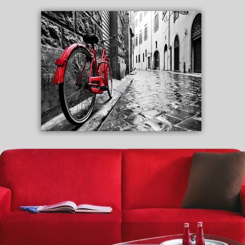 Canvastavla 70x100 cm - Röd cykel står lutad mot en vägg i en svartvit stadsmiljö - Röd / Svart / Grå - Inredning - Tavlor & posters - Canvastavla