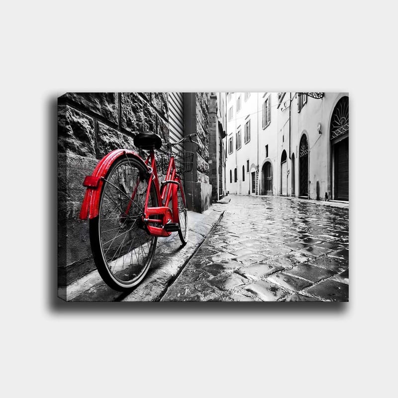 Canvastavla 70x100 cm - Röd cykel står lutad mot en vägg i en svartvit stadsmiljö - Röd / Svart / Grå - Inredning - Tavlor & posters - Canvastavla