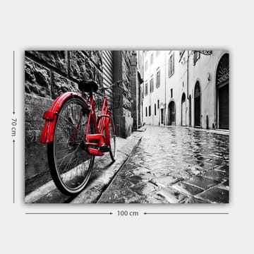 Canvastavla 70x100 cm - Röd cykel står lutad mot en vägg i en svartvit stadsmiljö - Röd / Svart / Grå - Inredning - Tavlor & posters - Canvastavla