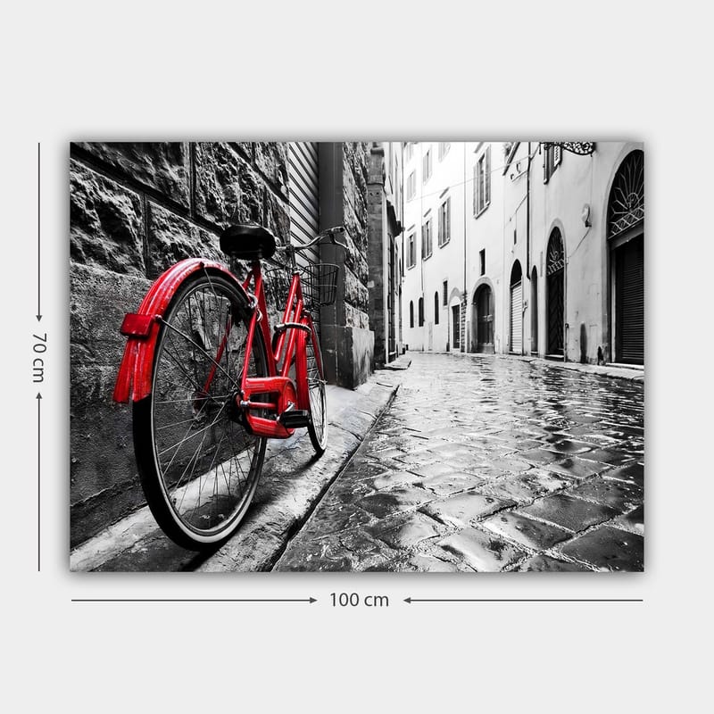 Canvastavla 70x100 cm - Röd cykel står lutad mot en vägg i en svartvit stadsmiljö - Röd / Svart / Grå - Inredning - Tavlor & posters - Canvastavla