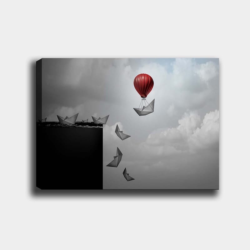Canvastavla 70x100 cm - Röd luftballong svävar över en svart avgrund med pappersbåtar som flyter nedanför - Röd / Svart / Grå - Inredning - Tavlor & posters - Canvastavla