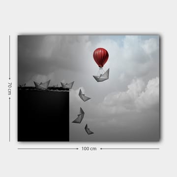 Canvastavla 70x100 cm - Röd luftballong svävar över en svart avgrund med pappersbåtar som flyter nedanför - Röd / Svart / Grå - Inredning - Tavlor & posters - Canvastavla