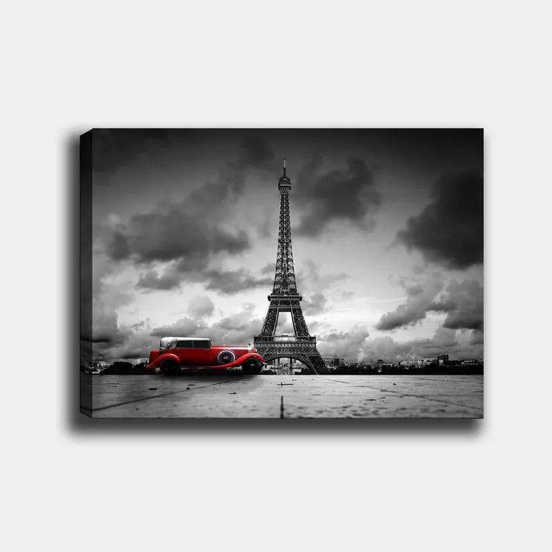 Canvastavla 70x100 cm - Röd vintagebil framför Eiffeltornet i en svartvit stadsmiljö - Röd / Svart / Vit - Inredning - Tavlor & posters - Canvastavla