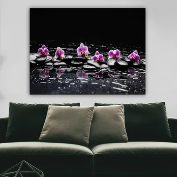 Canvastavla 70x100 cm - Rad av lila orkidéer som vilar på svarta stenar med reflektioner i vatten - Lila / Svart - Inredning - Tavlor & posters - Canvastavla
