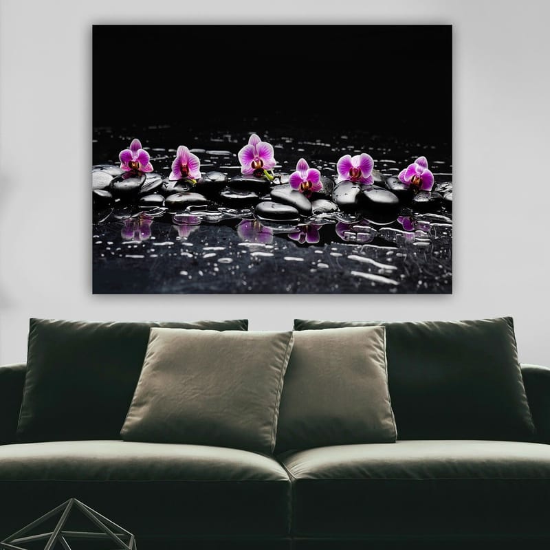 Canvastavla 70x100 cm - Rad av lila orkidéer som vilar på svarta stenar med reflektioner i vatten - Lila / Svart - Inredning - Tavlor & posters - Canvastavla
