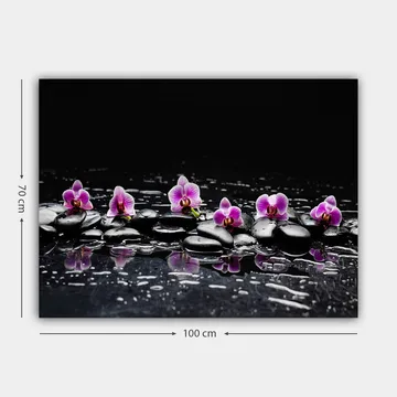 Canvastavla 70x100 cm - Rad av lila orkidéer som vilar på svarta stenar med reflektioner i vatten - Lila / Svart - Inredning - Tavlor & posters - Canvastavla