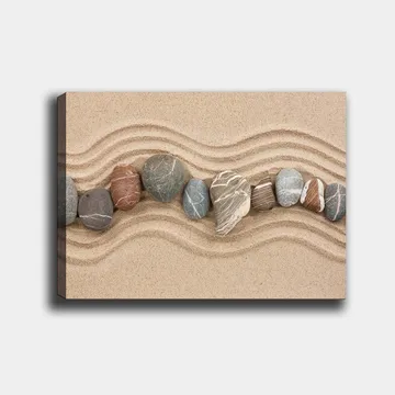 Canvastavla 70x100 cm - Rad av släta stenar placerade på en sandig yta med vågiga mönster - Sandbeige / Grå / Rödbrun - Inredning - Tavlor & posters - Canvastavla