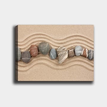 Canvastavla 70x100 cm - Rad av släta stenar placerade på en sandig yta med vågiga mönster - Sandbeige / Grå / Rödbrun - Inredning - Tavlor & posters - Canvastavla