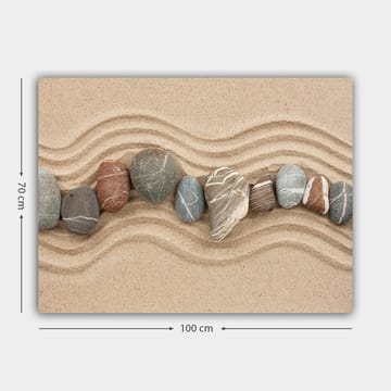 Canvastavla 70x100 cm - Rad av släta stenar placerade på en sandig yta med vågiga mönster - Sandbeige / Grå / Rödbrun - Inredning - Tavlor & posters - Canvastavla