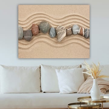Canvastavla 70x100 cm - Rad av släta stenar placerade på en sandig yta med vågiga mönster - Sandbeige / Grå / Rödbrun - Inredning - Tavlor & posters - Canvastavla