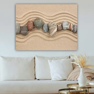 Canvastavla 70x100 cm - Rad av släta stenar placerade på en sandig yta med vågiga mönster - Sandbeige / Grå / Rödbrun - Inredning - Tavlor & posters - Canvastavla