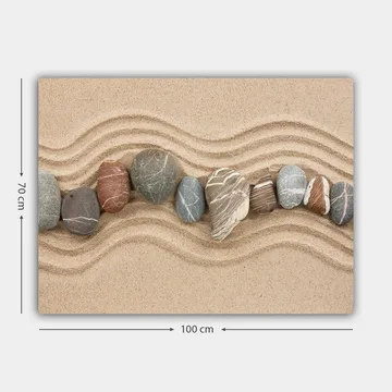 Canvastavla 70x100 cm - Rad av släta stenar placerade på en sandig yta med vågiga mönster - Sandbeige / Grå / Rödbrun - Inredning - Tavlor & posters - Canvastavla
